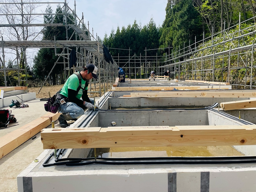 「柱立て」ならぬ「パネル建て」式という祝祭