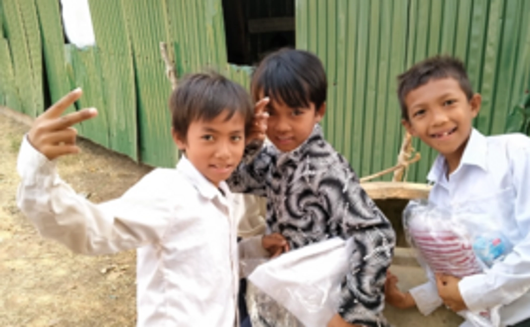 物資を受け取った子供たちの写真付きのサンクスメールの送付