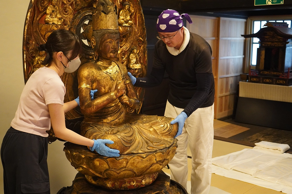 本日、光背と台座が修復から戻ってきました。リターンの芳名を台座納入しました。