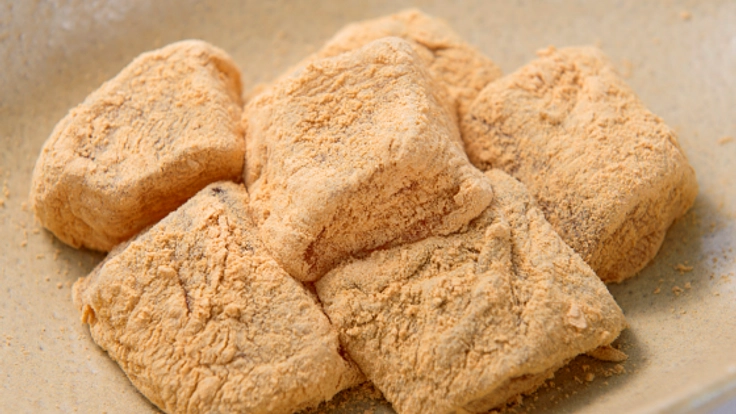 粋を通す。昔ながらの製法で畑作りから始めた“わらびもち”を。