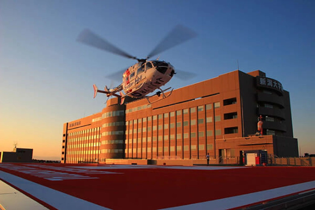 岡田眞人先生が、二回の患者搬送を支援いただいた新潟大学病院救急医学教授の西山先生と対談されました