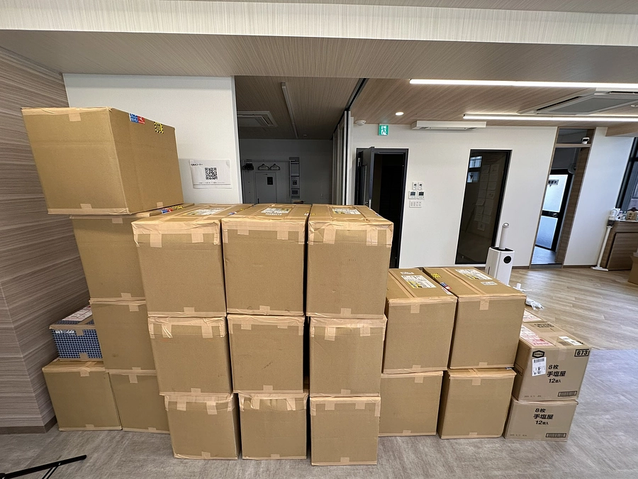 【御礼】人事図書館に什器類が搬入されてきています