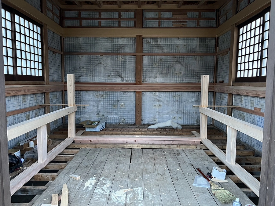 サウナ室の座面を組み立てます！！