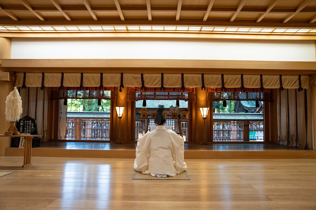 拝殿茅葺屋根修繕奉告祭を執り行いました。