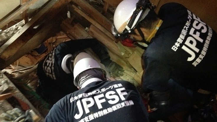 警察・消防官の技術活かし、西日本豪雨被災者の「思い出」救助へ