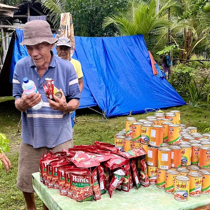 「束の間の笑顔が広がります」／支援物資の配給に訪れた山の村にて