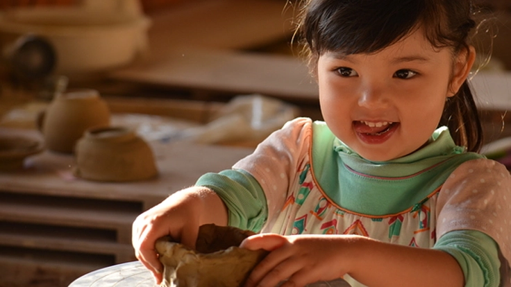 子どもたちが本の世界を陶芸で表現！想像力と共感力を広めたい