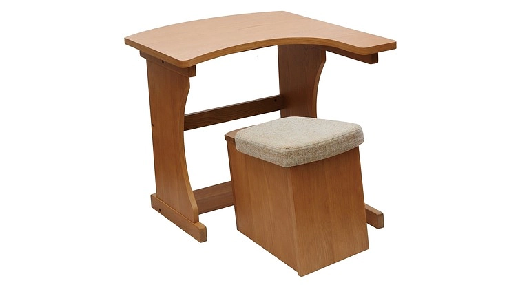 背筋がのびる腰痛・肩こりの緩和の為のパソコンデスク・チェアー