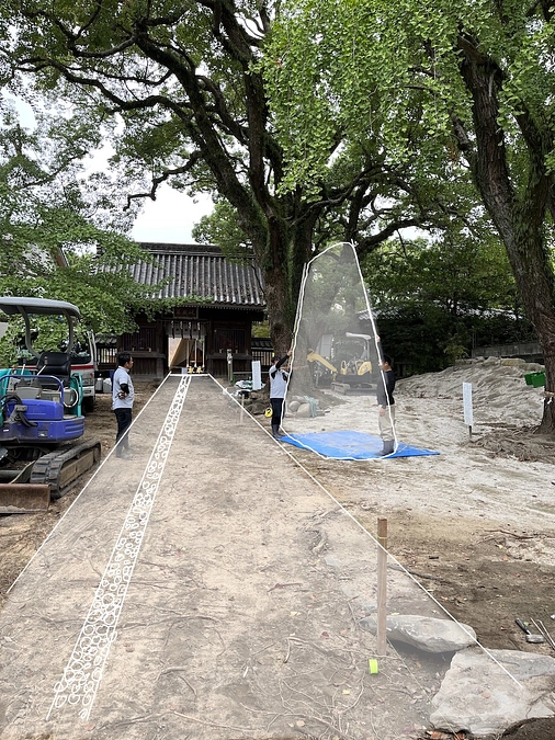 みくじ掛け・絵馬掛けの石と新たに発見された井戸