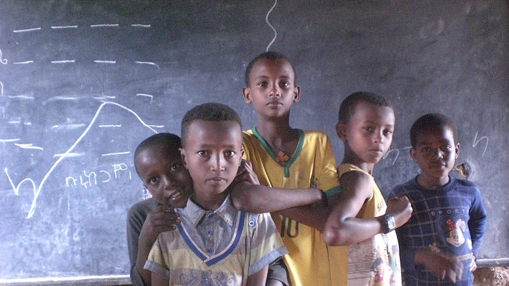 エチオピアの子供達に顕微鏡を見せよう！