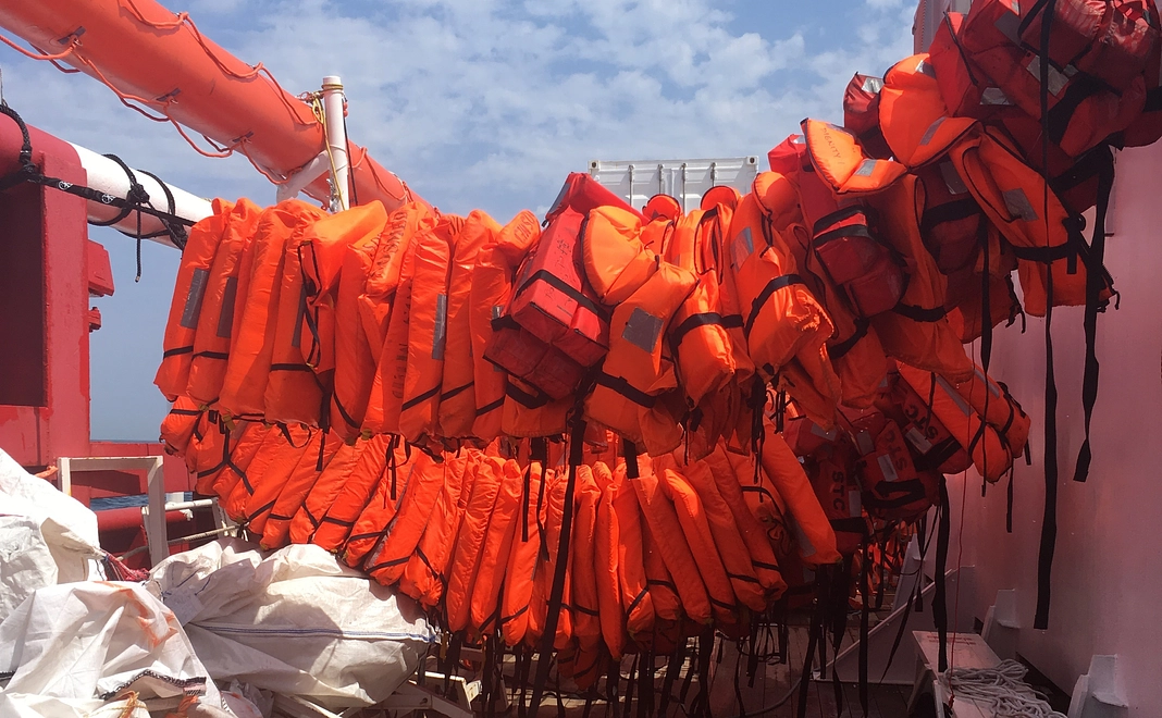 【€２５ユーロ】ライフジャケット1枚がまかなえます。