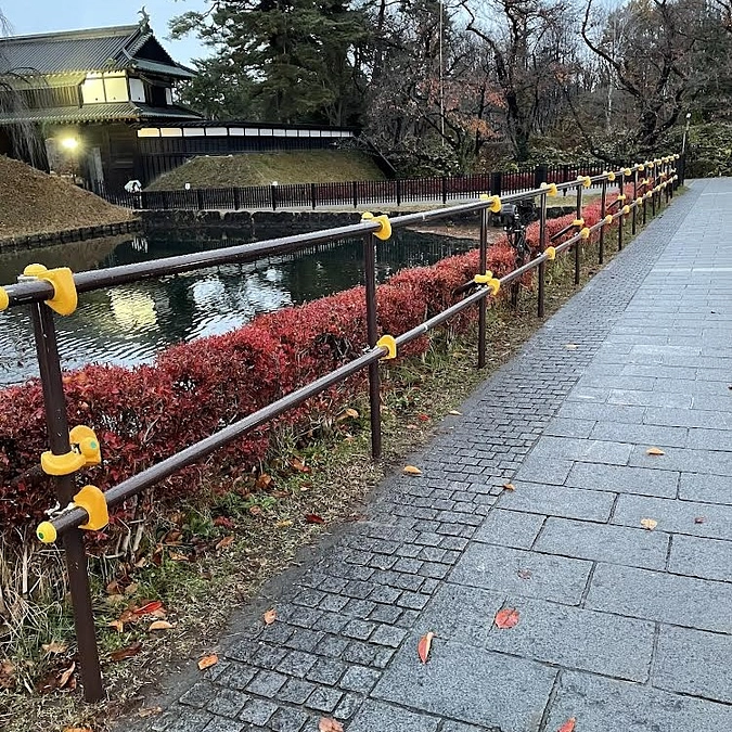 追手門近くに簡易柵を設置しました。