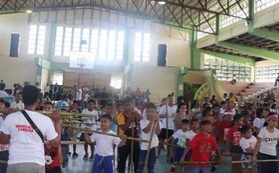 贈呈式と贈呈後の練習の様子の写真を送付