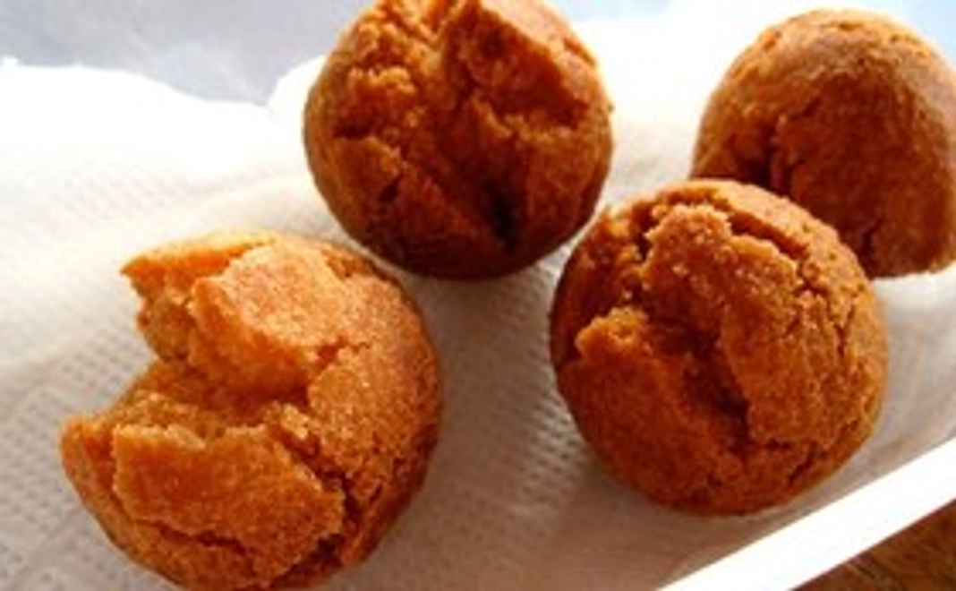 名物のサーターアンダギーをお届けします!