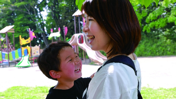 シングルマザーが開発！多機能 ”だっこカバン” で荷物を軽減！