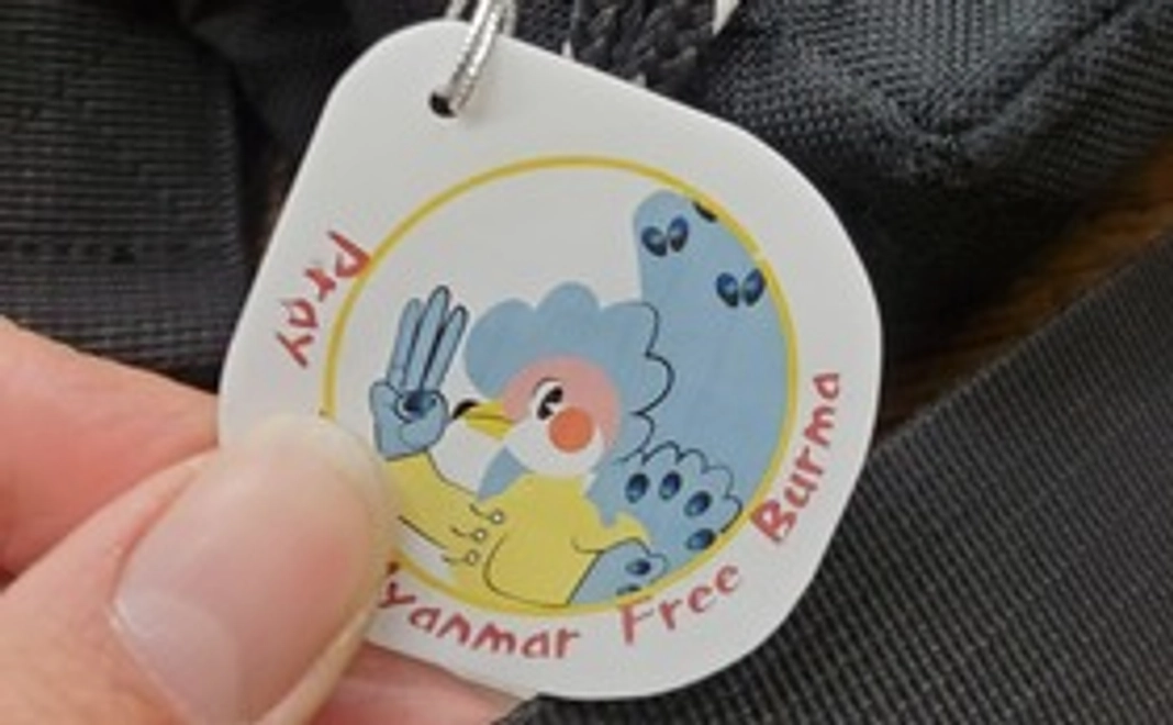 グループのオリジナルグッズを送ります