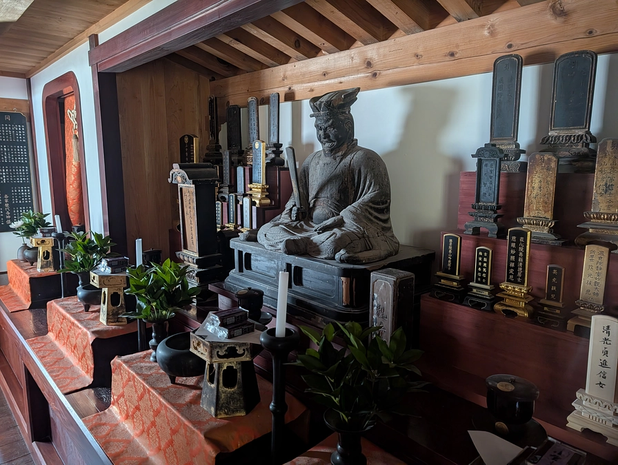 本堂の位牌壇を修復しました