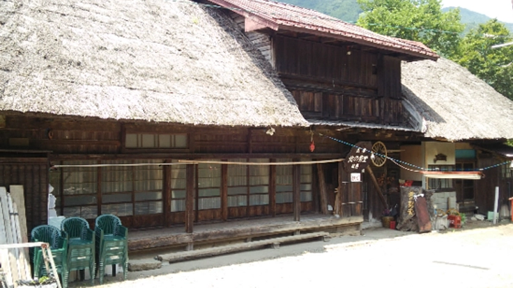 山梨の築175年「民宿 北の勢堂」旧館の茅葺屋根を守りたい。