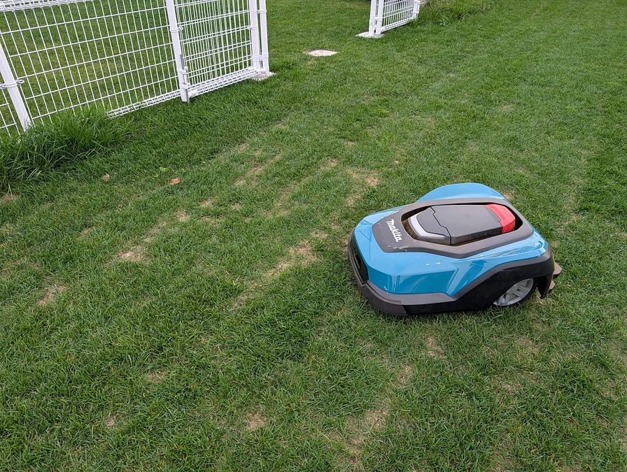 ロボット草刈機　試運転中です。