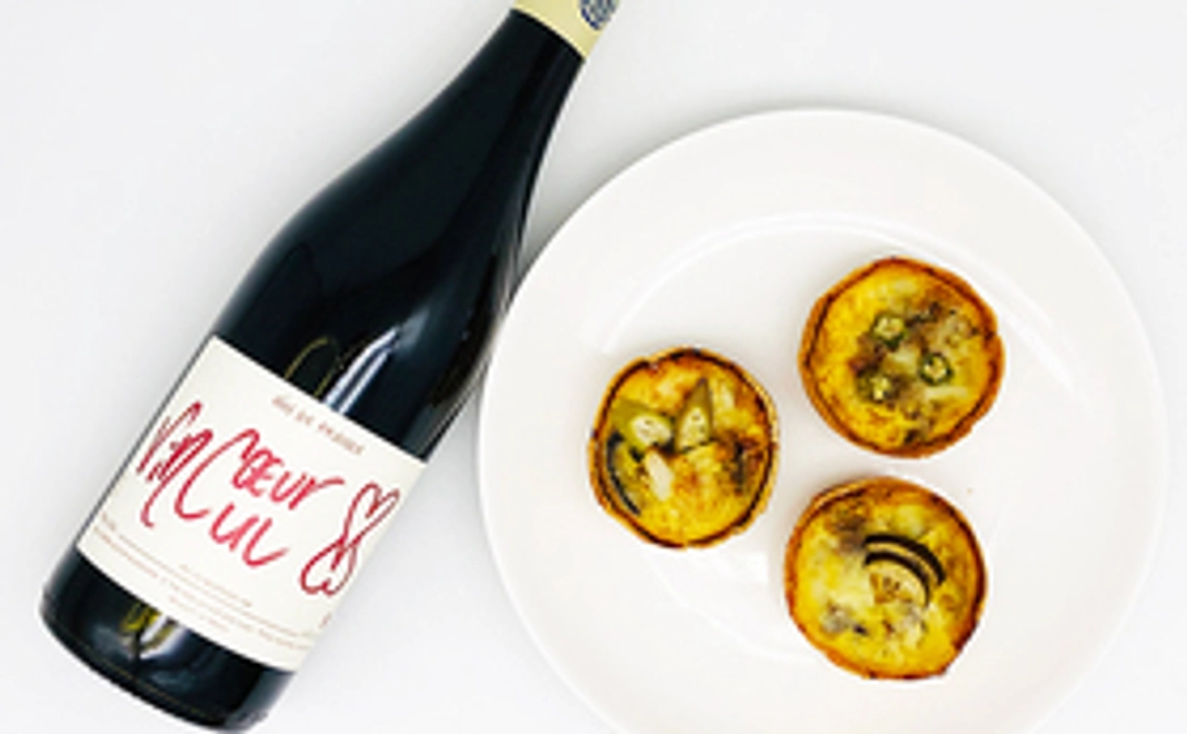 ミニキッシュ３個（岡山県産の猪・牡蠣・野菜の各種）と自然派ワイン１本（赤・白・ロゼから選択）