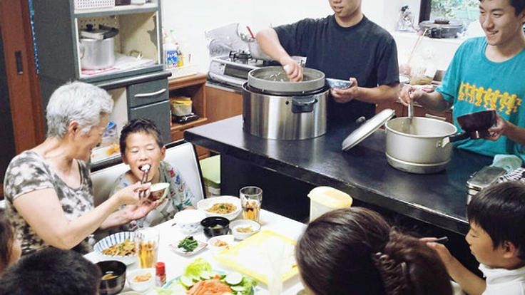 おなかも心もペコペコな子どもに、地域の家族で暖かい団らんを!
