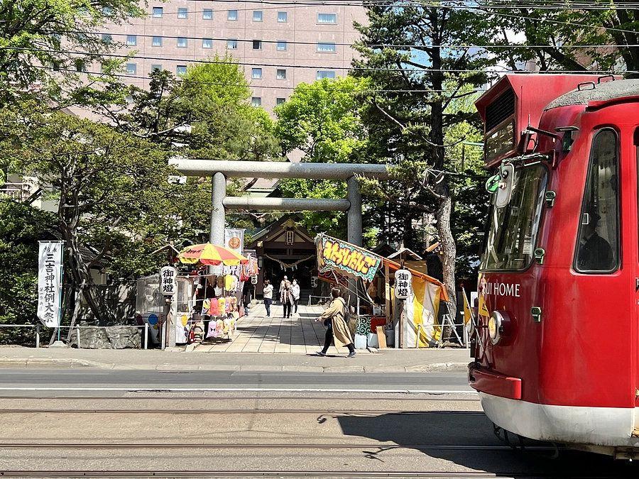 札幌市電沿線の風物詩、三吉神社例大祭開催中！