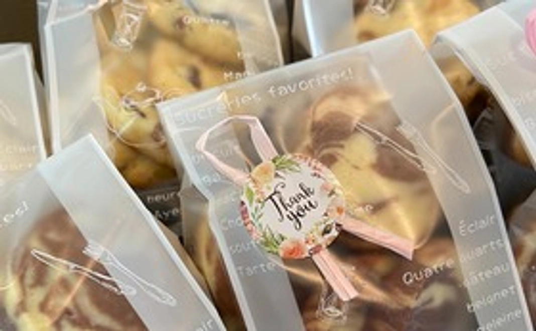 笑顔になる焼き菓子と海音オリジナル缶バッジ