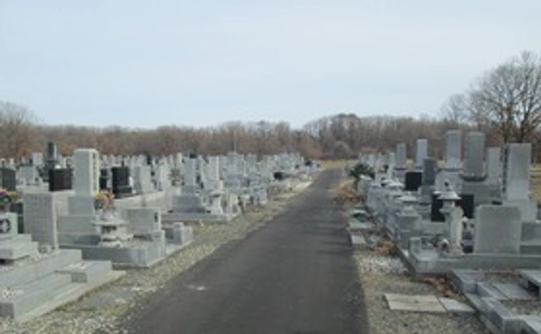 胆振東部地震で全壊した我が家のお墓です。(我が家だけが未だに全壊です)