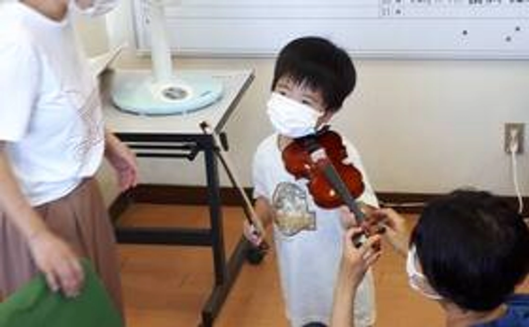 貸し出されたヴァイオリンでレッスンを受けています
