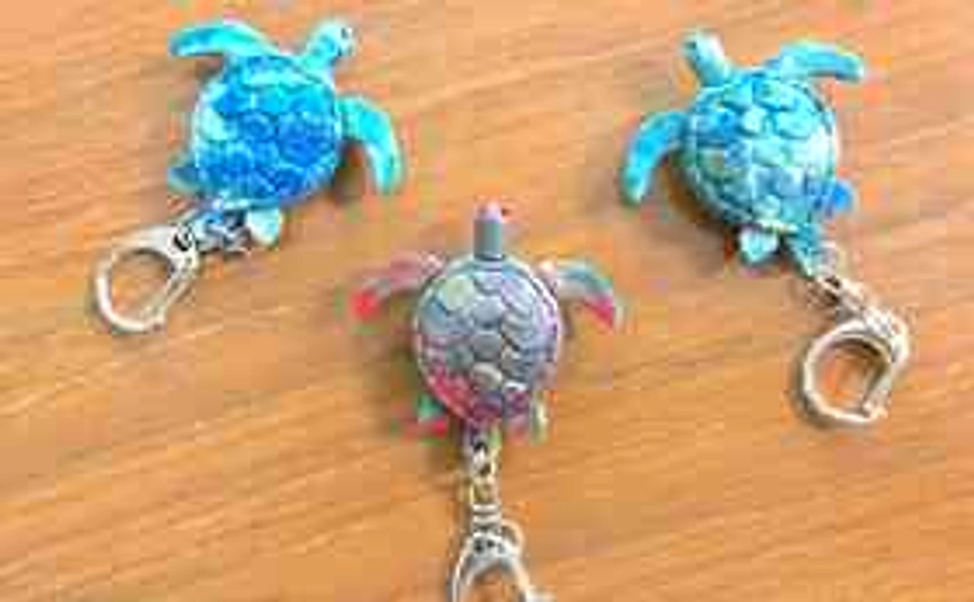 海洋プラスチックから再成形したウミガメキーホルダー by 竹富自然資産財団