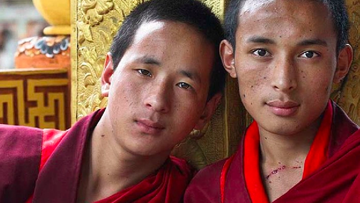 ブータンの薬物依存を克服した若者に「家具つくり」技術の指導を