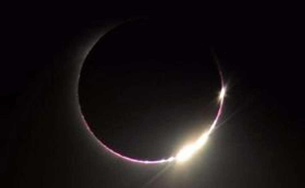 現地での皆既日食の観測している様子をポストカードにしてお届けします。