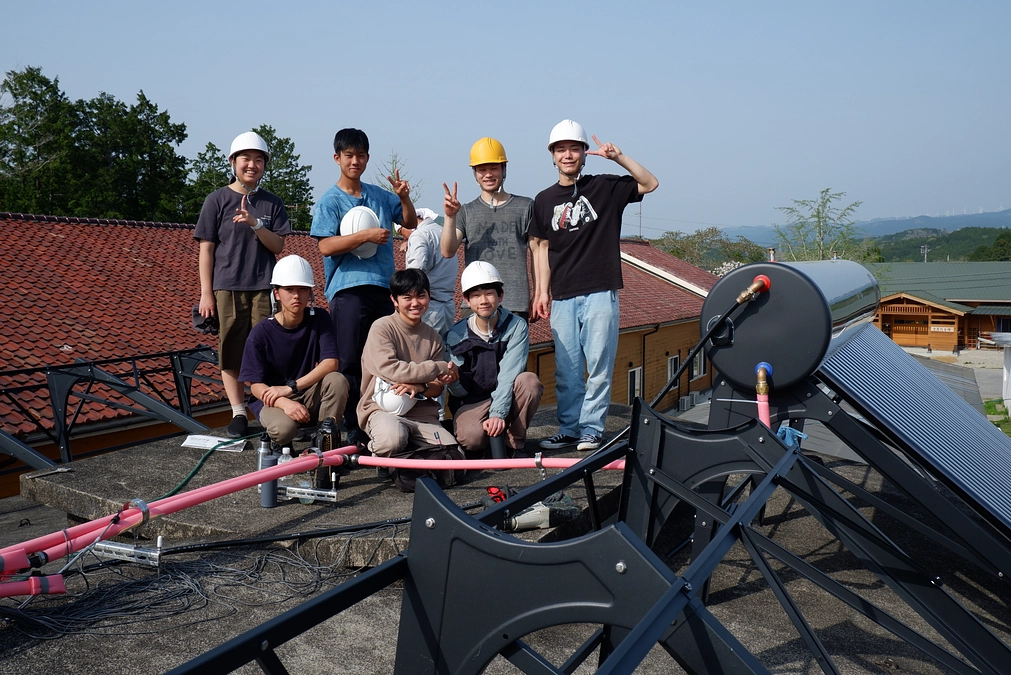 【太陽熱温水器の架台を男子寮の浴室の屋根に設置しました！】