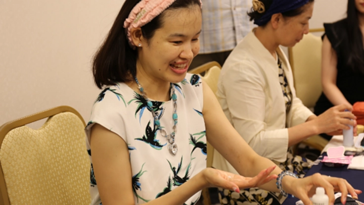 視覚障害者が作る、皆が使いやすいユニバーサルデザイン化粧品