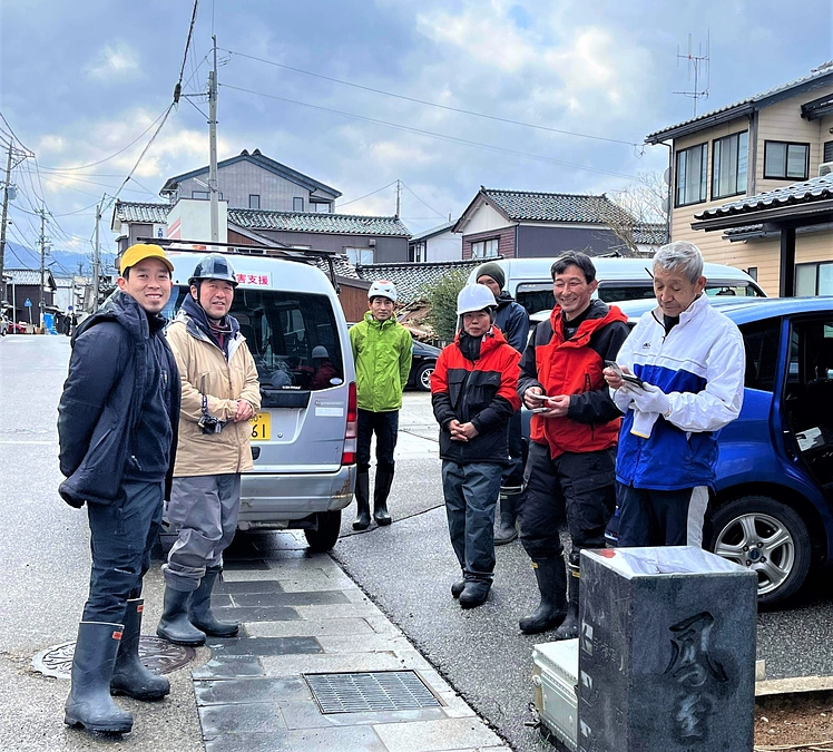 ボランティアの方々が来てくださり、がれきの撤去を始めました。　2月13日