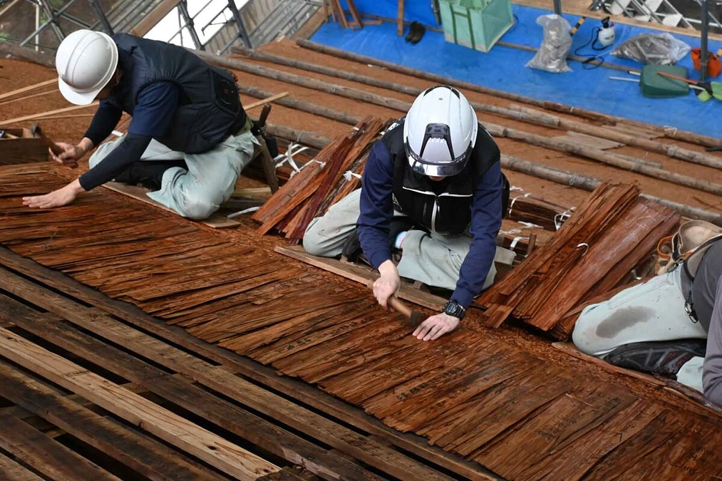 若狭彦神社本殿屋根修復工事・お名前を書いた檜皮が拭かれました