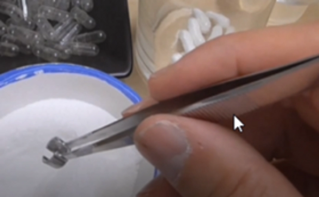 小物入れ（ピンセット用ケース）3本、カプセット1本