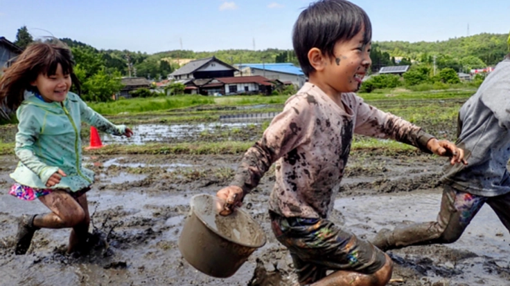 自然と共に過ごす、森のようちえん。10周年記念の本を出版！