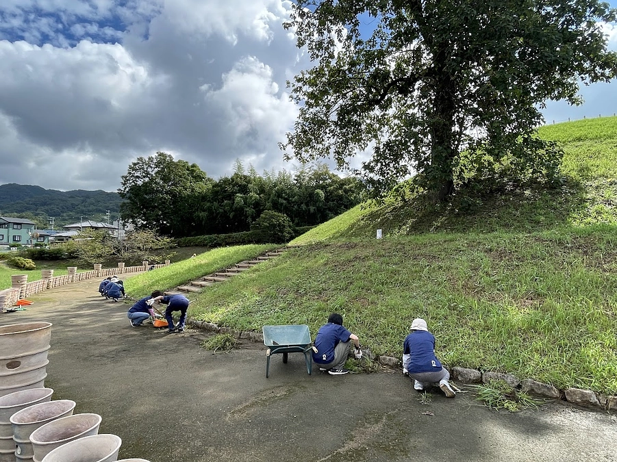 残り６日に！そんな日もみんなで古墳そうじです！！