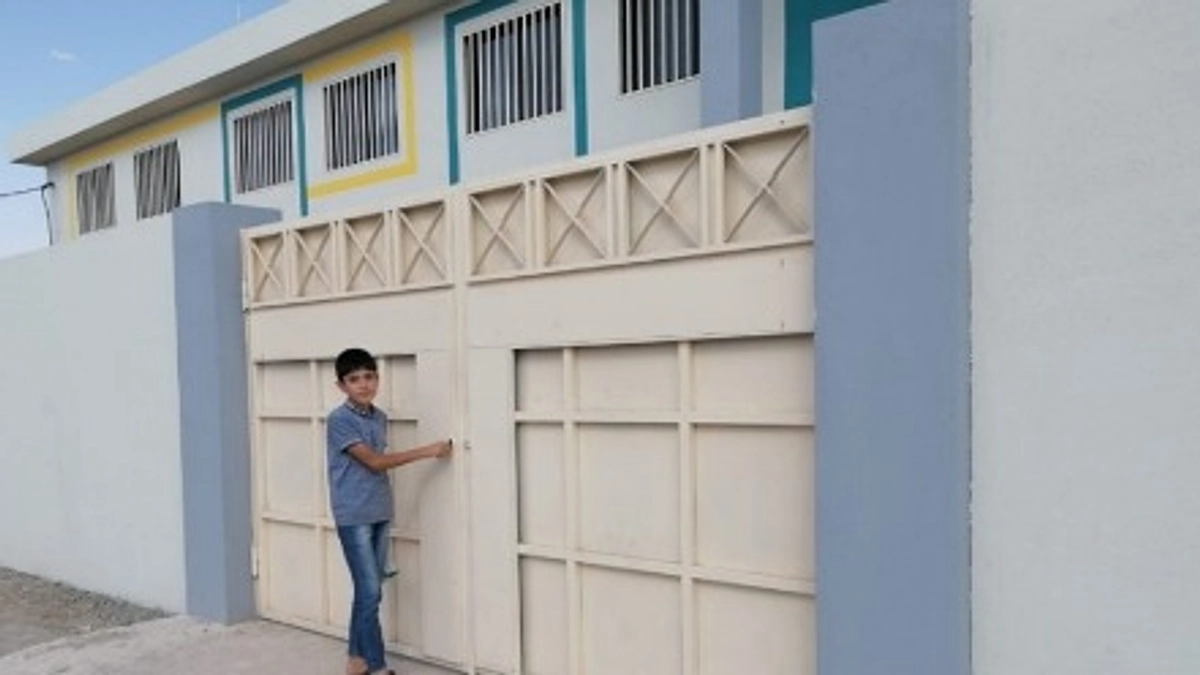 【イラク】学校建設を見守る男の子