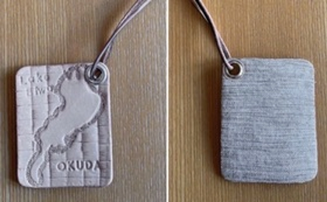 ヌメ革のびわ湖柄プレート