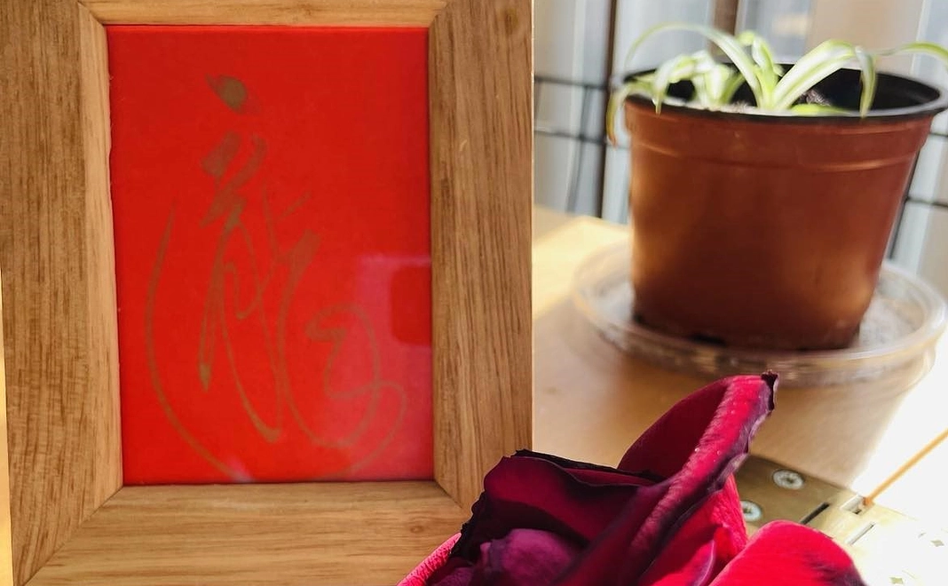 ハガキサイズ：赤とゴールドの龍が卓上を幸せにする！！