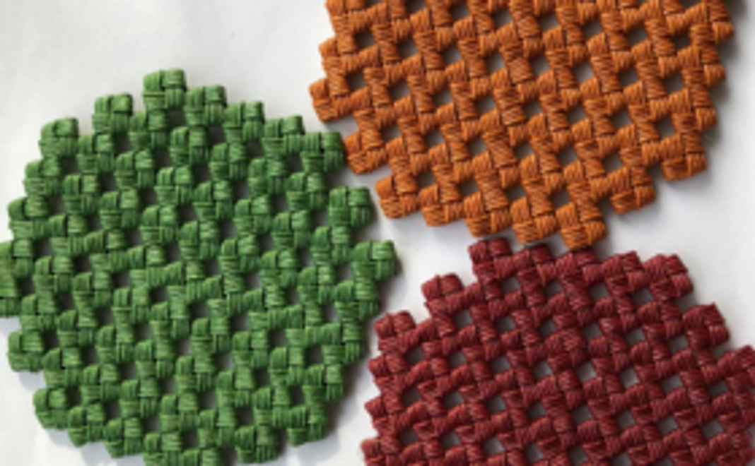 スタッフ手作りのコースター、 猫のしおりとメモ用紙