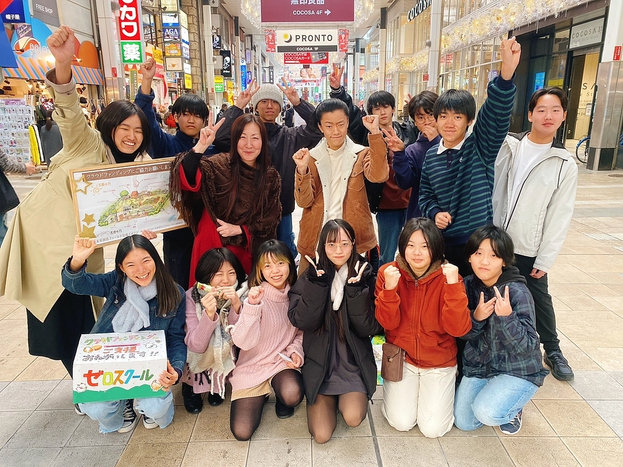 子どもたちと一緒に熊本市下通りアーケードでクラファン街頭PR♡