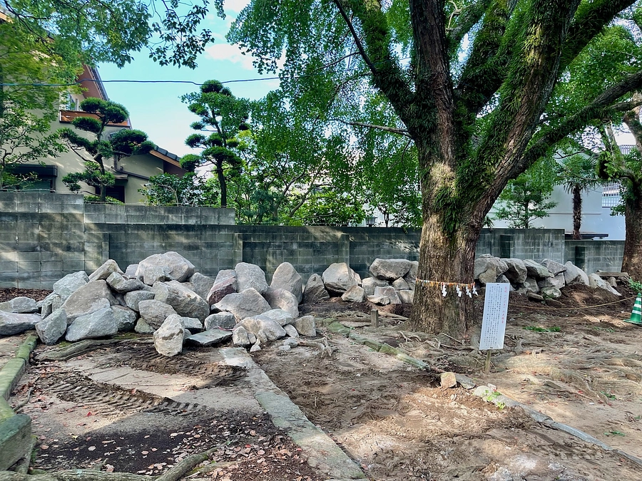 この石がみなさまの参道の礎です