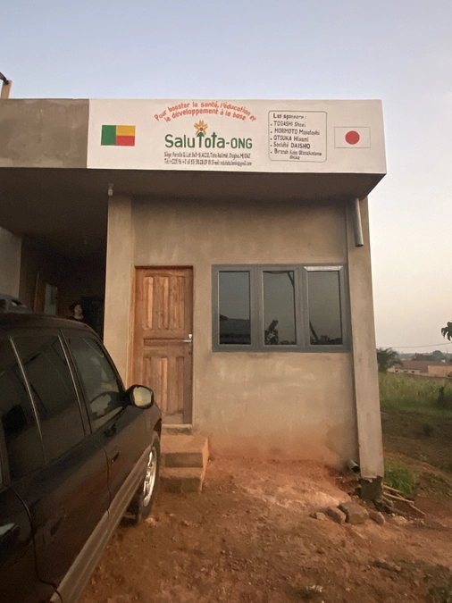 ついに外壁にSaluTotaのロゴが！