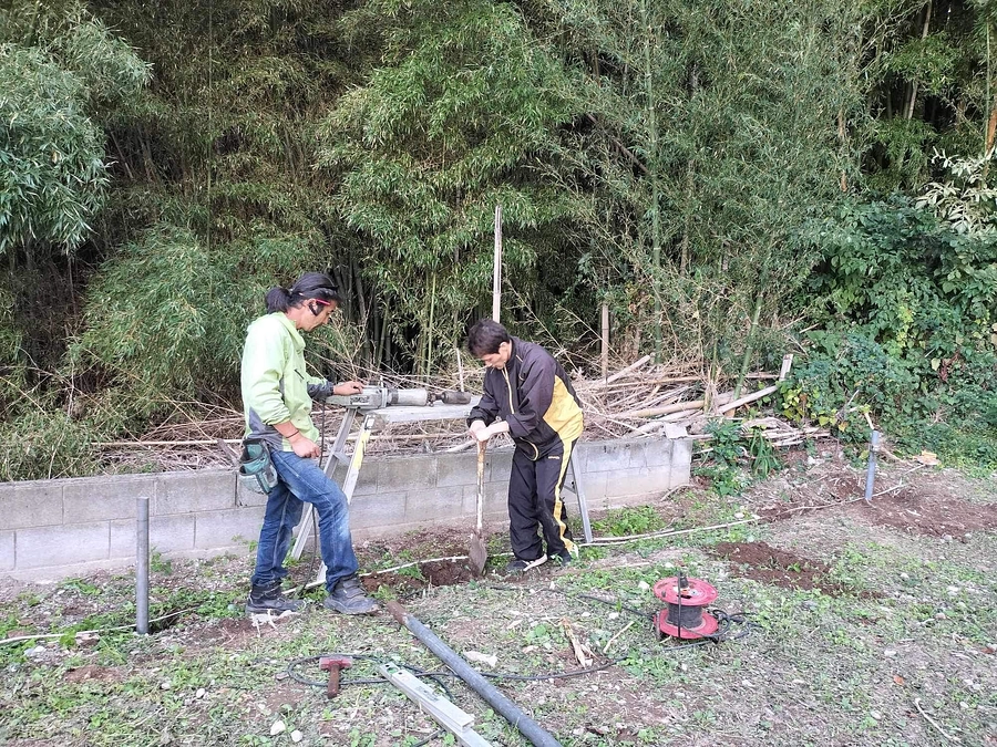 馬小屋の制作〜その４。　単管パイプの打ち込み