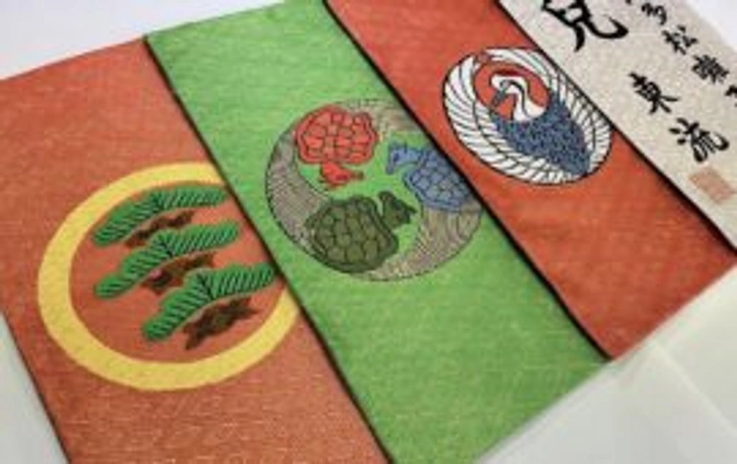 ①【博多松囃子・稚児舞装飾品を製織し贈呈しました】