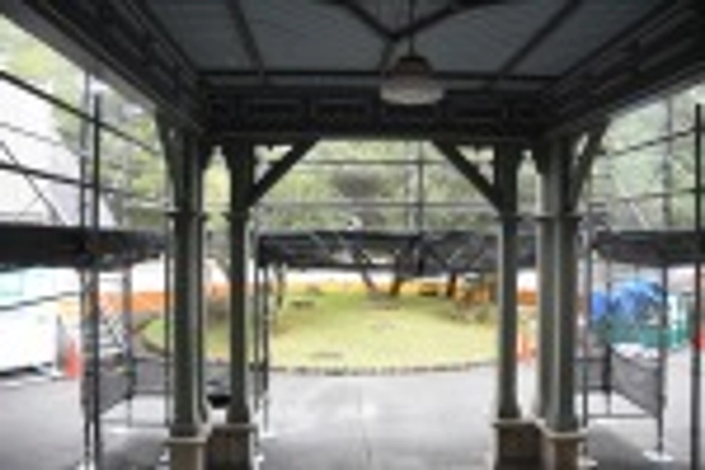 改修工事中の記念館内部の様子をお届けします。