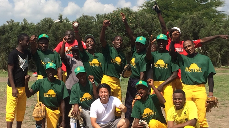 デコボコ荒地で練習するケニアの野球選手に初めてグラウンドを！